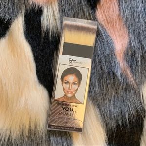 NIB: IT Cosmetics Contour & Highlight Brush #18